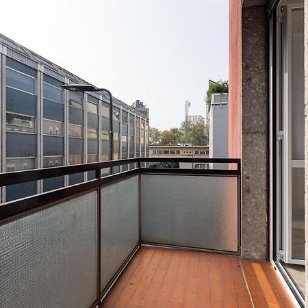 Cagnola Cozy Apartament With Balcony Milan Bagian luar foto