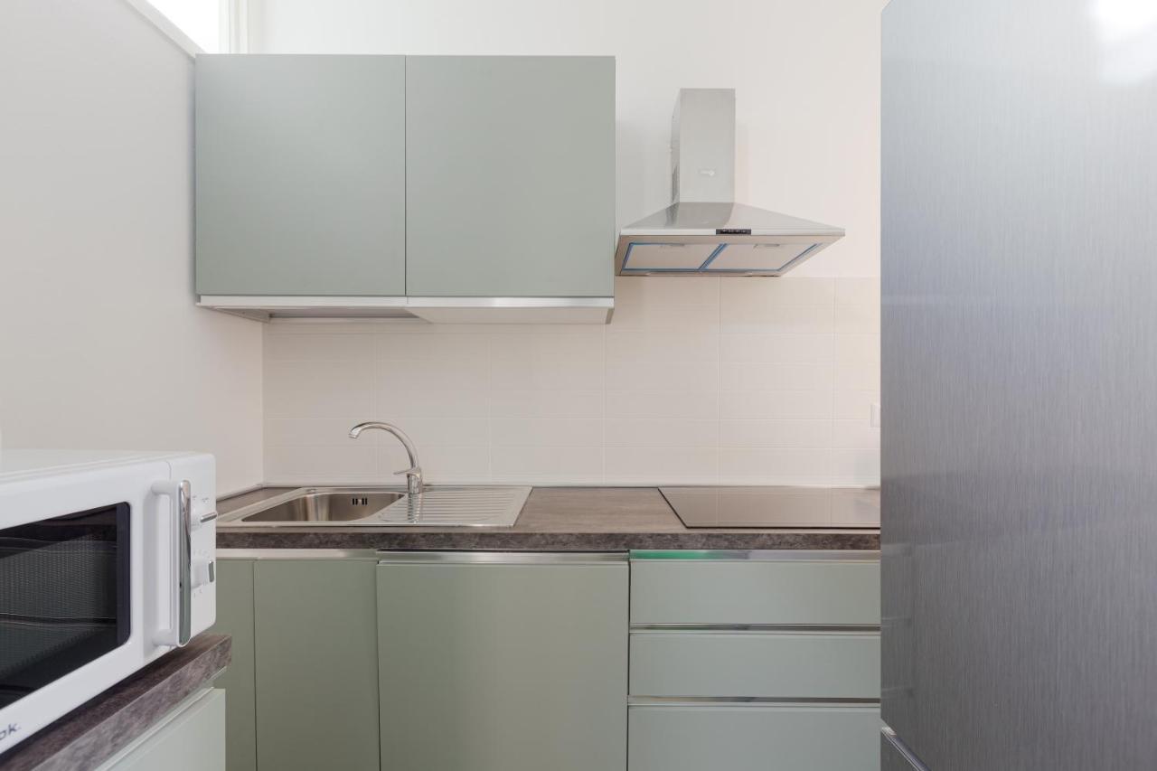 Cagnola Cozy Apartament With Balcony Milan Bagian luar foto