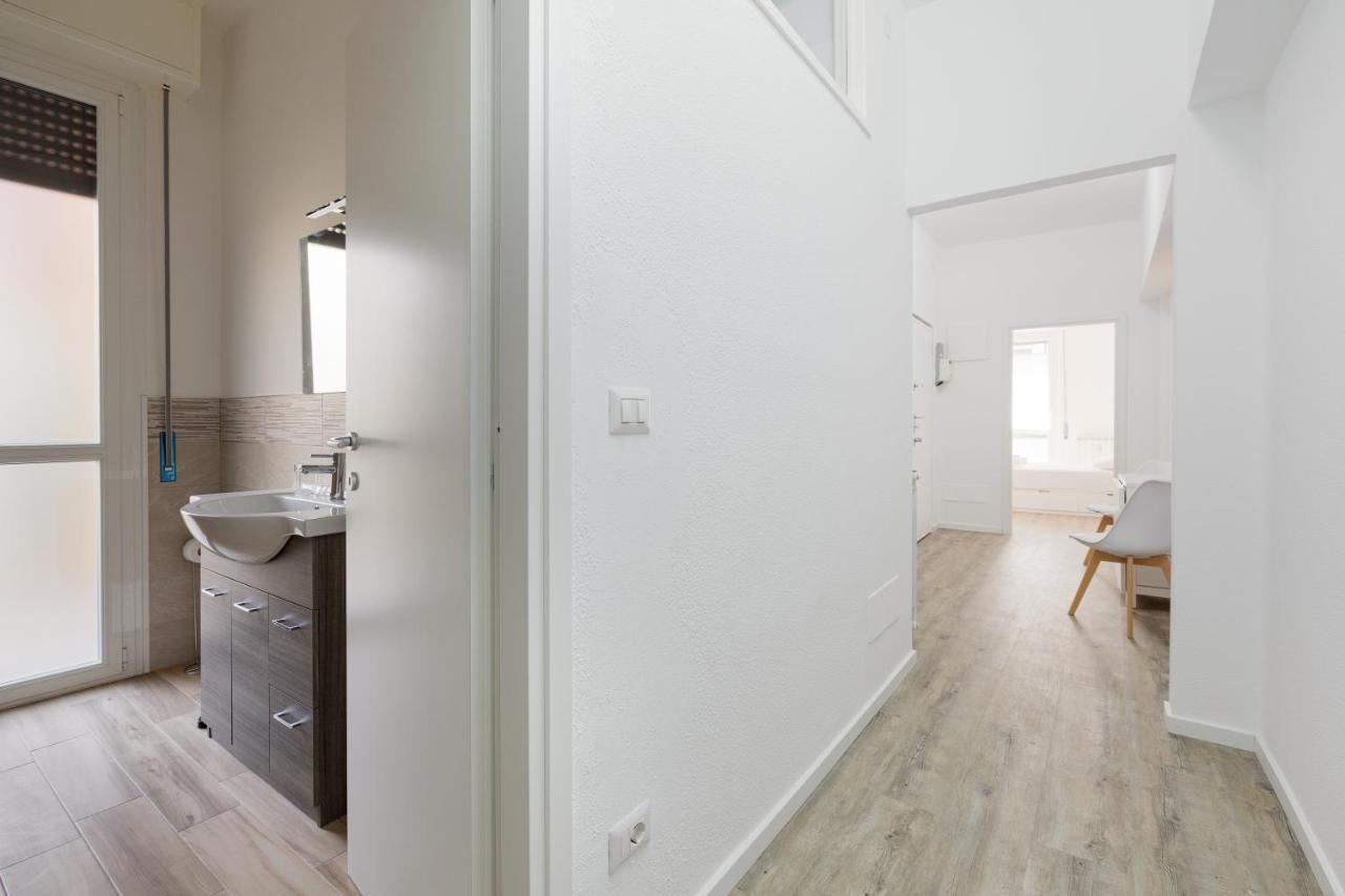 Cagnola Cozy Apartament With Balcony Milan Bagian luar foto