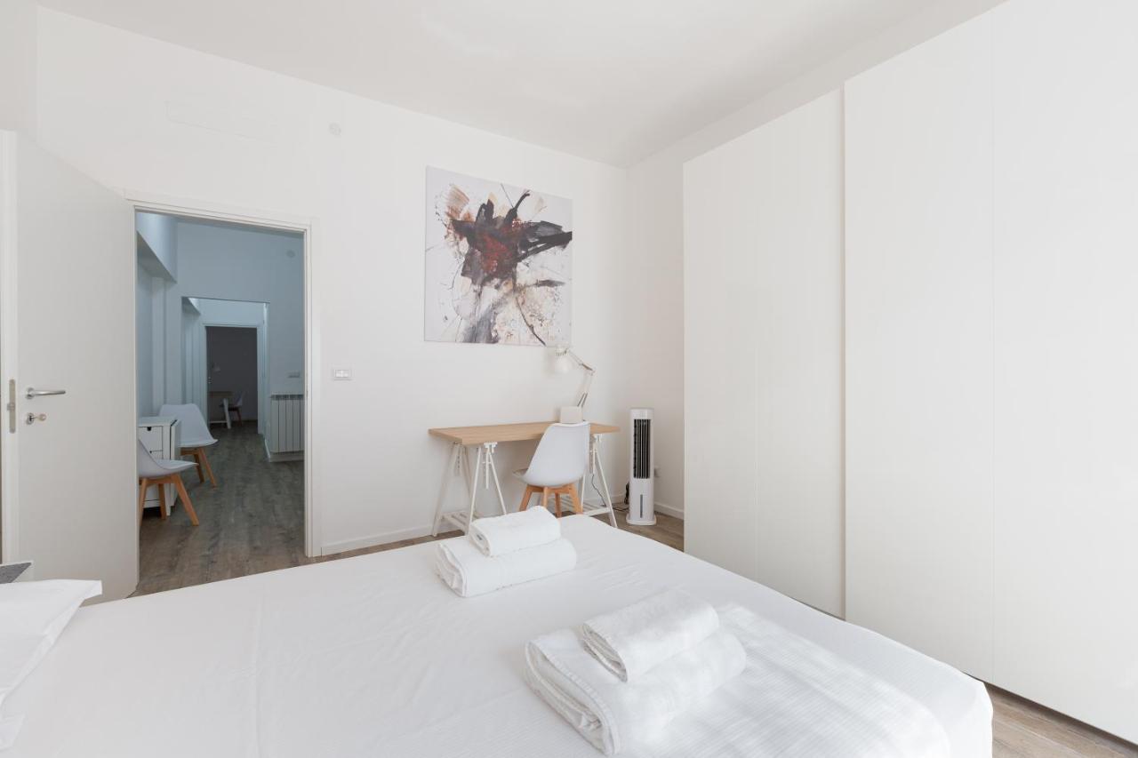 Cagnola Cozy Apartament With Balcony Milan Bagian luar foto