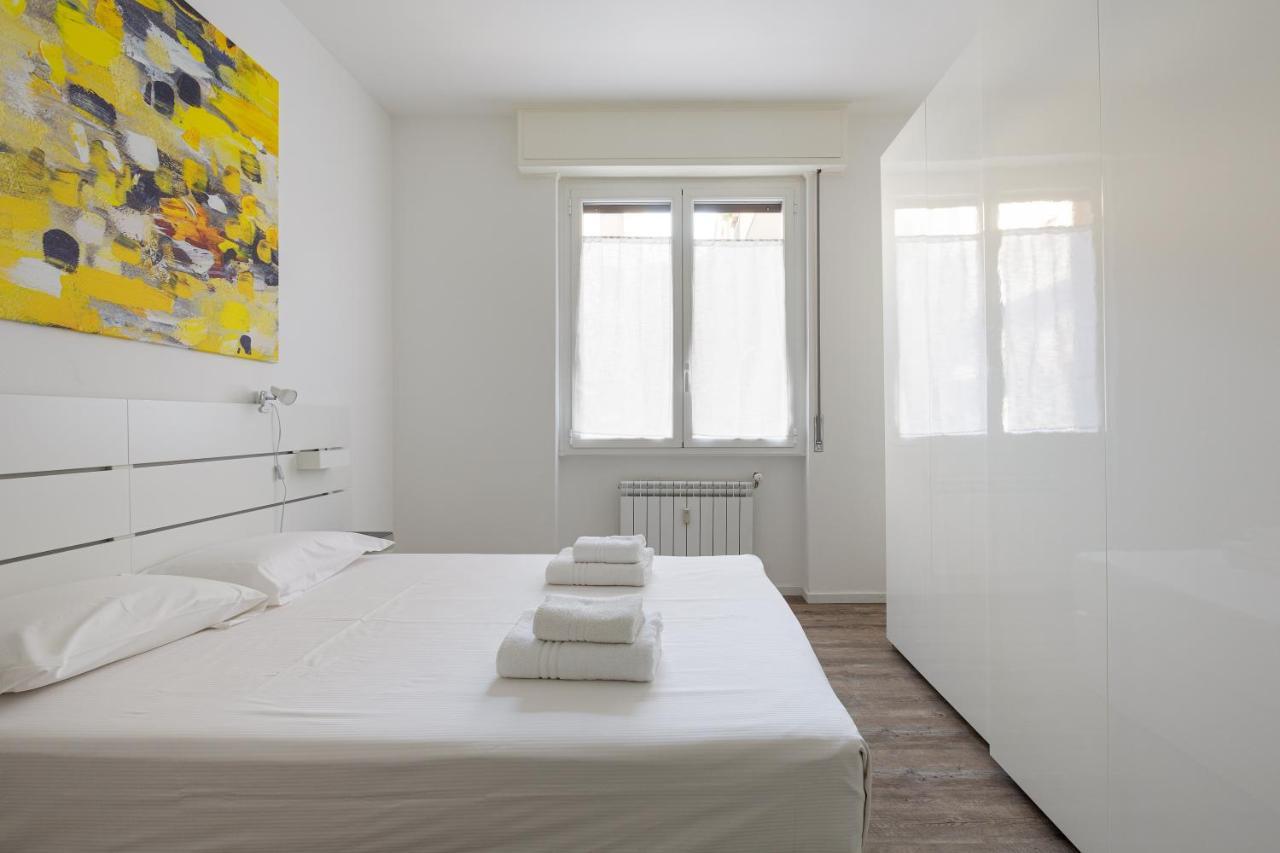 Cagnola Cozy Apartament With Balcony Milan Bagian luar foto