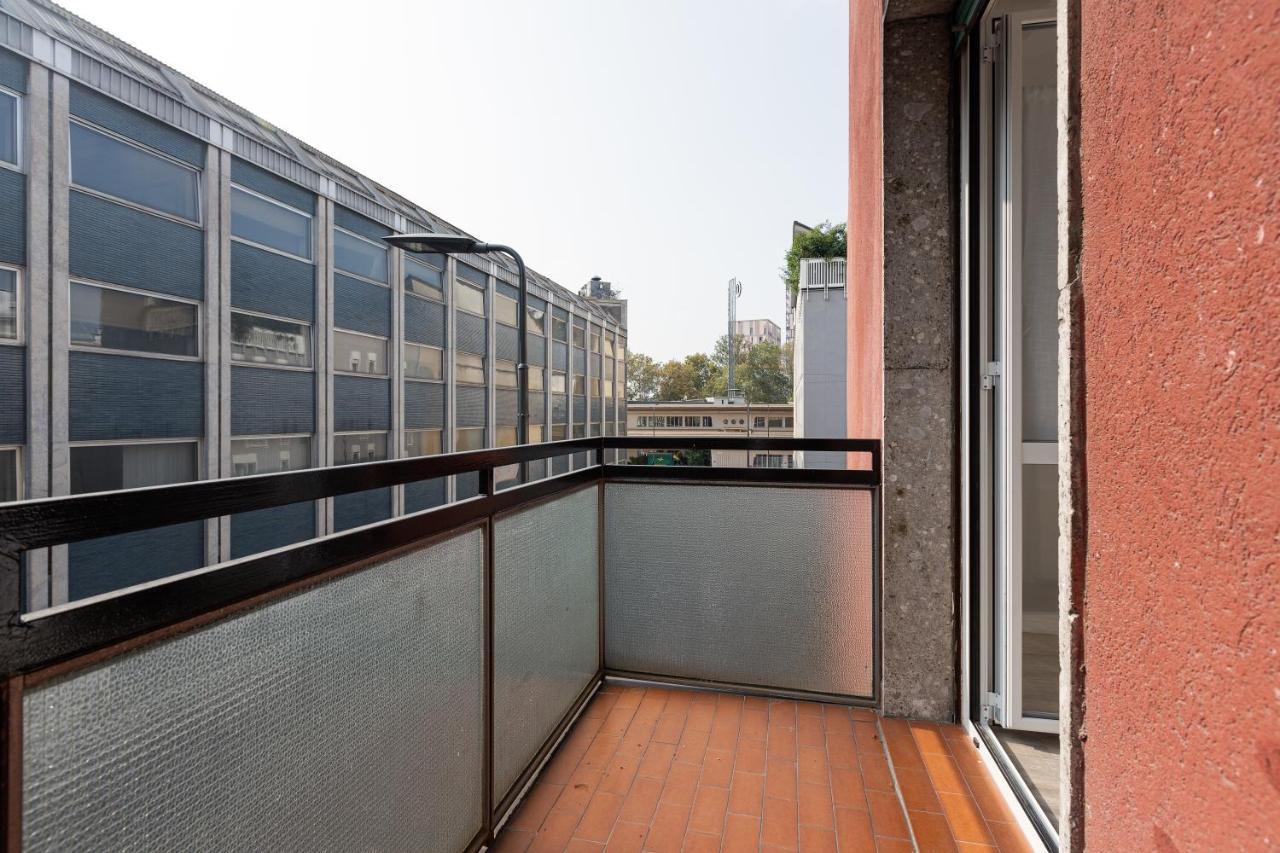 Cagnola Cozy Apartament With Balcony Milan Bagian luar foto