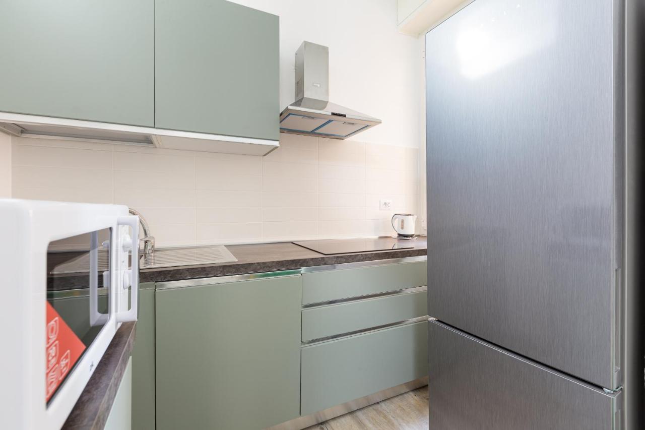 Cagnola Cozy Apartament With Balcony Milan Bagian luar foto