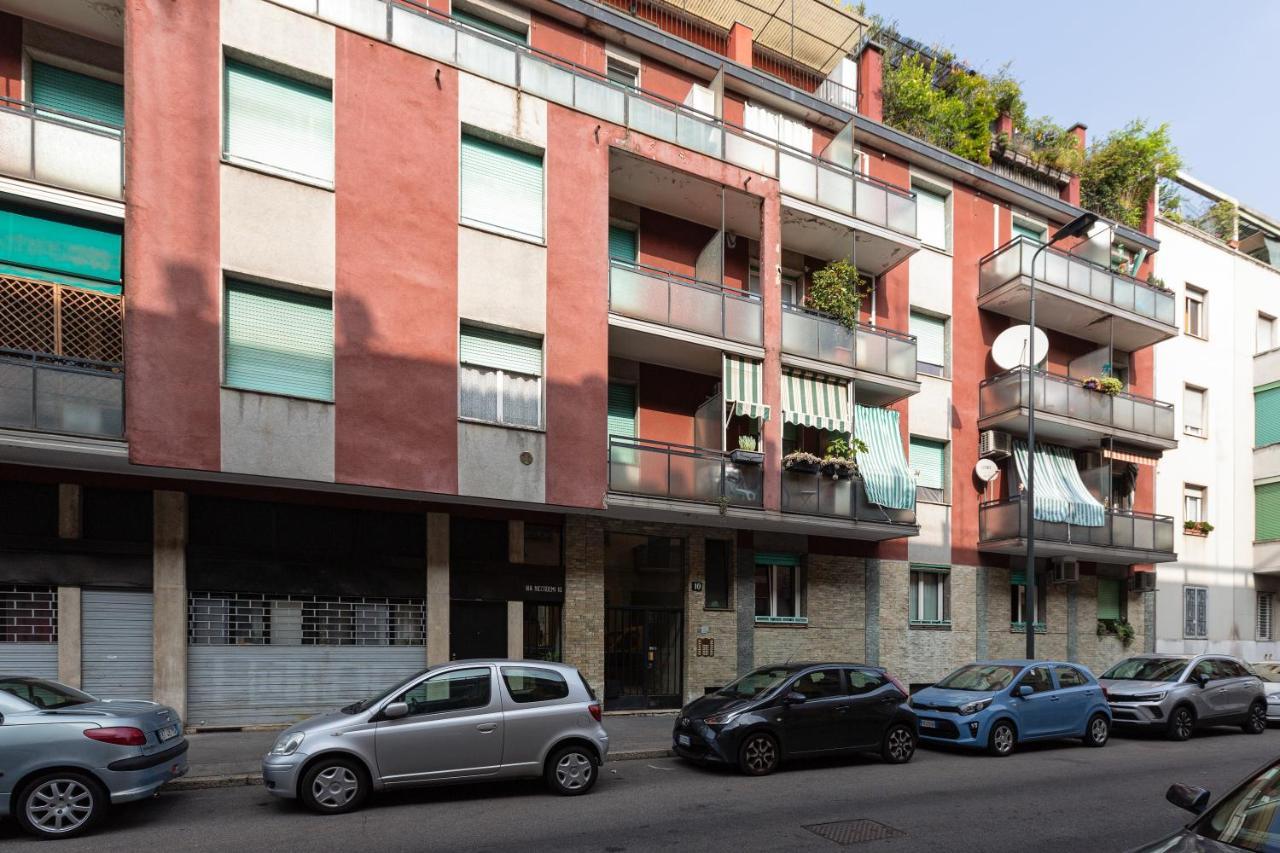 Cagnola Cozy Apartament With Balcony Milan Bagian luar foto